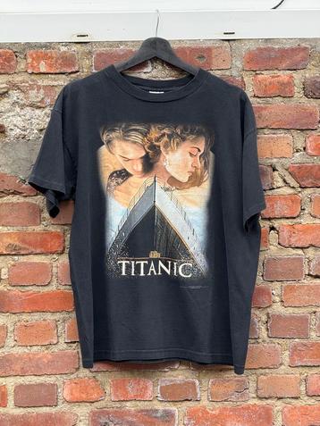 Gezocht: vintage kleding van de jaren 90 en begin 2000 beschikbaar voor biedingen