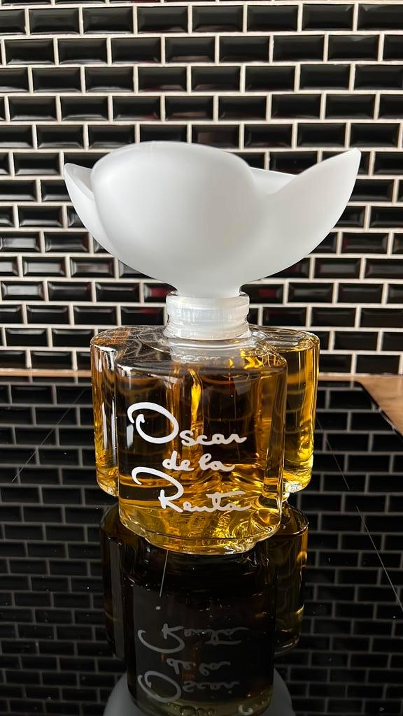 Supermooie factice Géant Oscar de la Renta, Verzamelen, Parfumverzamelingen, Zo goed als nieuw, Gevuld, Verzenden