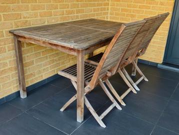 Houten tafel met 6 stoelen en kussens beschikbaar voor biedingen