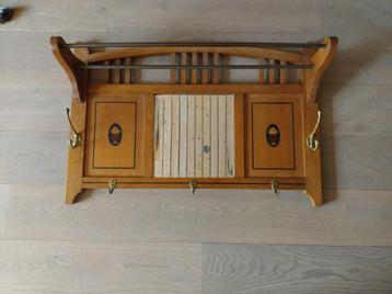 oude houten kapstok met spiegel en hoedenrek €25 beschikbaar voor biedingen