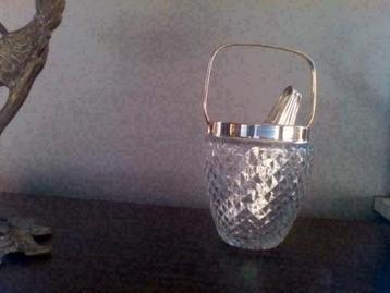 Mooie ijs emmer met tang.
17 cm hoog, met handvat 25 cm hoog beschikbaar voor biedingen