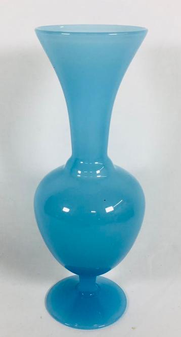 Een design vintage glazen opaline Florentina vaasje beschikbaar voor biedingen