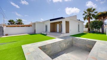Half-vrijstaande gerenoveerde villa met zwembad inTorrevieja beschikbaar voor biedingen