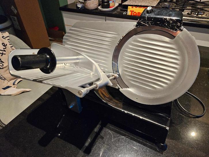 F250E vlees snijdmachine, Zakelijke goederen, Horeca | Keukenapparatuur, Bakkerij en Slagerij, Gebruikt, Ophalen of Verzenden