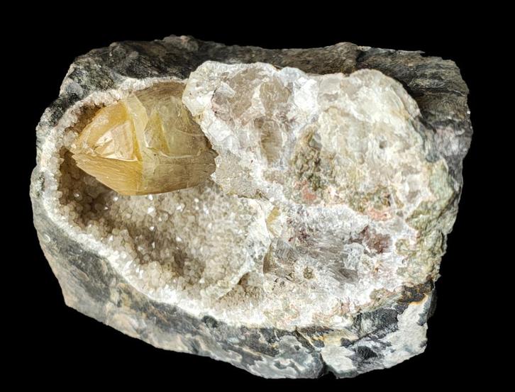 CALCIET kristal in kwarts holte uit België., Verzamelen, Mineralen en Fossielen, Mineraal, Ophalen of Verzenden
