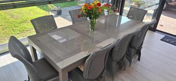 Tafel met glazen blad + gratis rieten stoelen beschikbaar voor biedingen