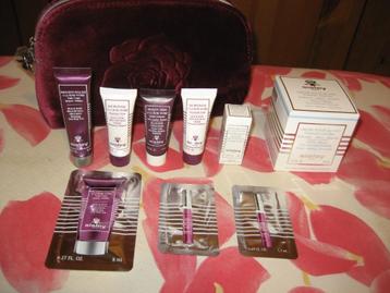 SISLEY CREME POUR LE COU + TROUSSE AVEC MINI SOINS beschikbaar voor biedingen