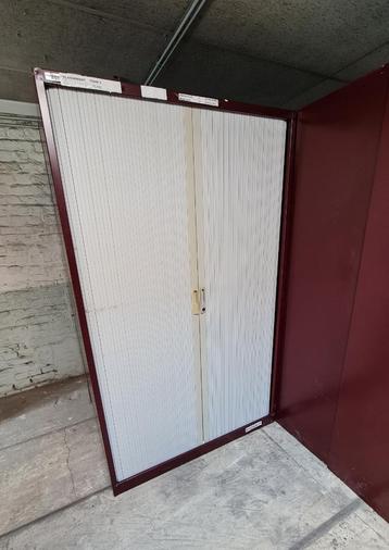 Liquidation Armoire métallique avec porte coulissante. disponible aux enchères