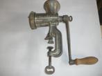 Ancienne machine a viande, Ophalen