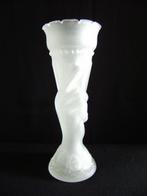DESIGN : Vintage toorts-vaas in satijnglas met hand-decor., Ophalen, Wit, Nieuw, Glas