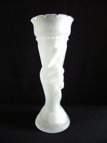 DESIGN : Vintage toorts-vaas in satijnglas met hand-decor. beschikbaar voor biedingen