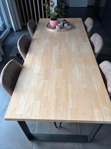 Eettafel in rubberwood en 6 kuipstoelen beschikbaar voor biedingen