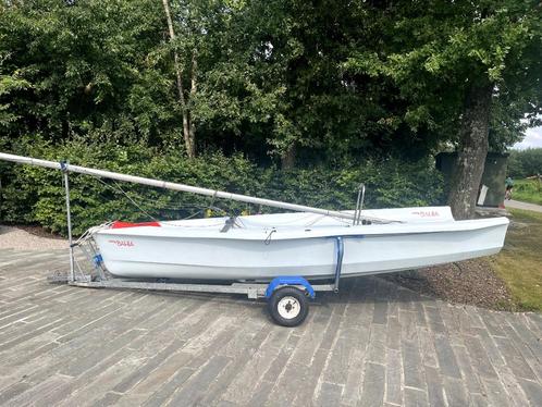 Zeilboot Laser Bahia - met genakker + trailer, Sports nautiques & Bateaux, Voiliers ouverts, Comme neuf, Laser, 3 à 6 mètres, Autres matériaux