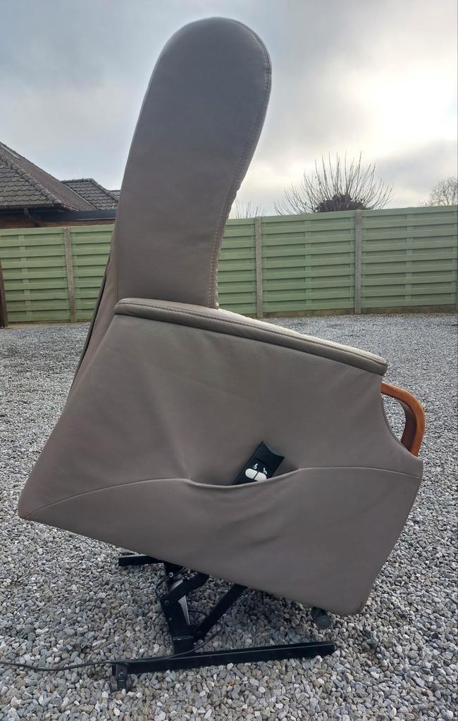 elektrische relax zetel met sta op functie liftfunctie, Huis en Inrichting, Fauteuils, Gebruikt, Leer, Ophalen