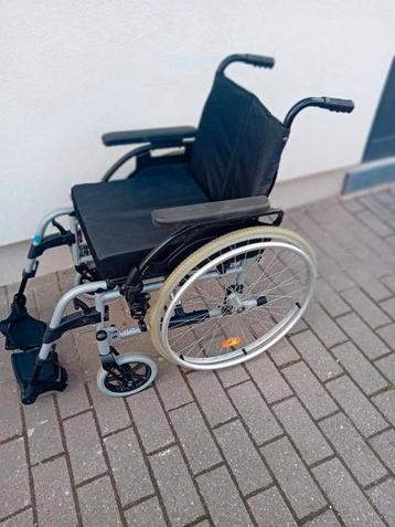 Rolstoel van een onberispelijk merk met remmen Elle est su beschikbaar voor biedingen