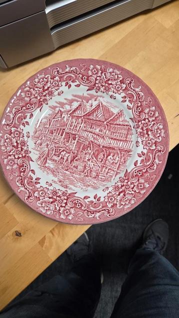 Engelse royal borden rood beschikbaar voor biedingen