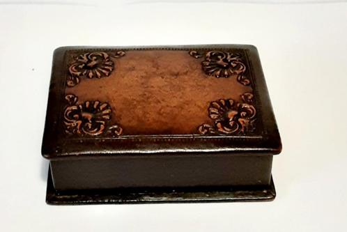 Leuk Doosje met leder bekleed, Antiek en Kunst, Antiek | Meubels | Stoelen en Sofa's, Ophalen of Verzenden