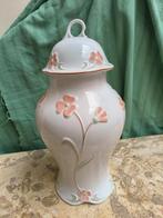 Witte porseleinen vaas met bloemenmotief en deksel, Antiek en Kunst, Ophalen