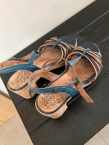 Blauwe sandalen met hak beschikbaar voor biedingen