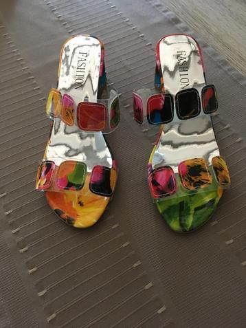 Nieuwe speciale slippers/instappers / sandalen beschikbaar voor biedingen