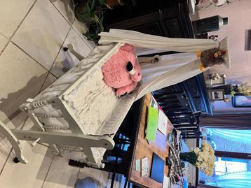 mooie antieke baby wieg beschikbaar voor biedingen