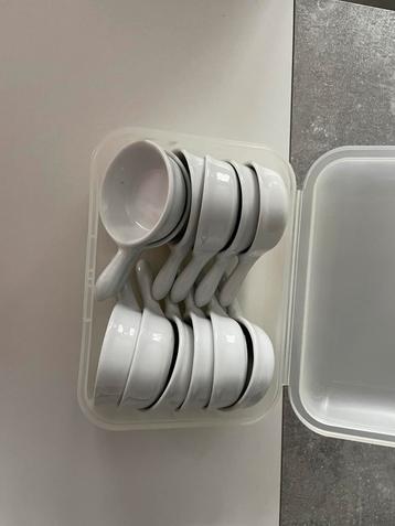 12 witte, nieuwe, ongebruikte sauspotjes/sauspannetjes beschikbaar voor biedingen