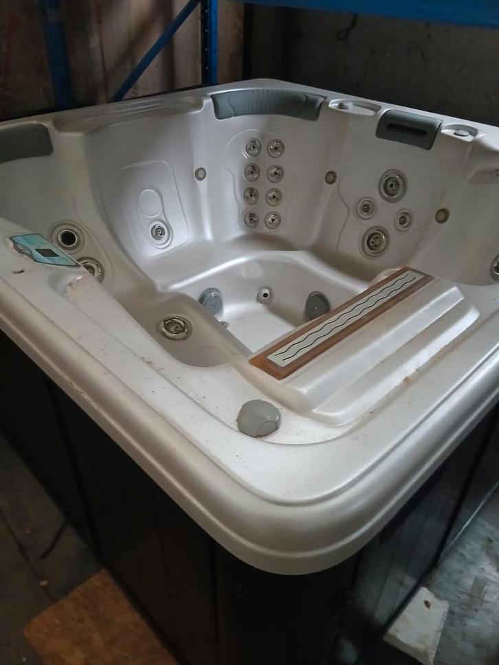 Jacuzzi gratis geleverd geplaatst 1 jaar garantie, Tuin en Terras, Zwembad-toebehoren, Zo goed als nieuw