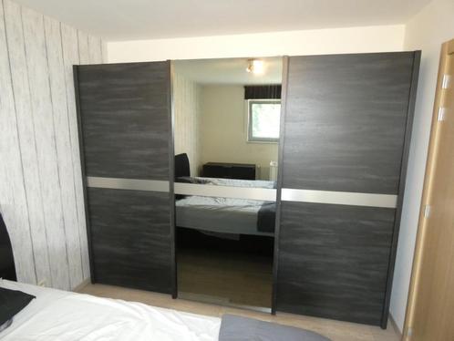 Slaapkamerset (kleerkast, nachttafels, commode), Huis en Inrichting, Kasten | Kleerkasten, Zo goed als nieuw, 200 cm of meer, 200 cm of meer