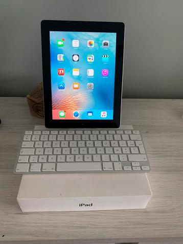 IPad 2, incl hoes , Apple keyboard , CCK,in perfecte staat beschikbaar voor biedingen