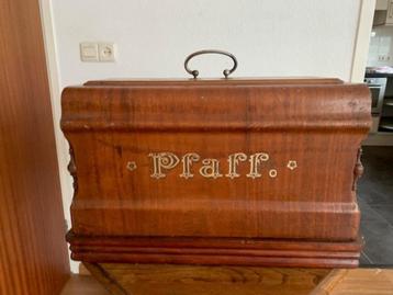 Antieke Pfaff naaimachine met houten kast