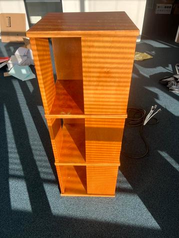 Elegante houten plank  beschikbaar voor biedingen