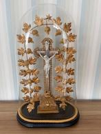 Zeer exclusieve antieke crucifix onder stolp, Antiek en Kunst, Antiek | Religieuze voorwerpen, Ophalen