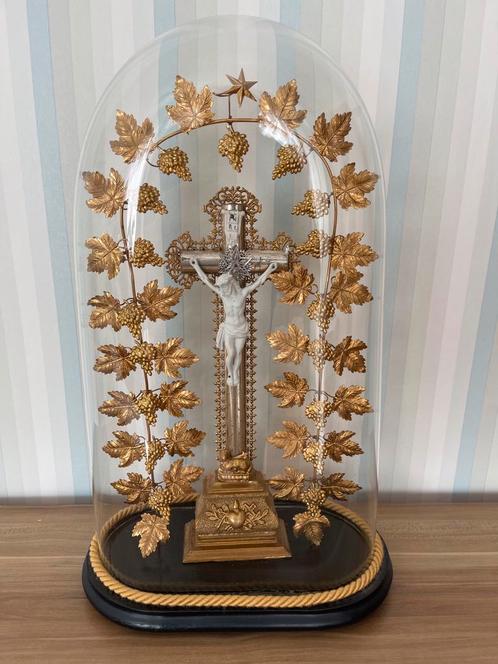 Zeer exclusieve antieke crucifix onder stolp, Antiek en Kunst, Antiek | Religieuze voorwerpen, Ophalen
