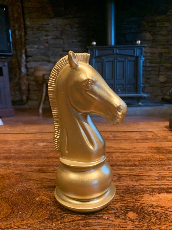 Décoration dorée d'un chevalier aux échecs Statue de cheval, Collections, Statues & Figurines, Enlèvement ou Envoi