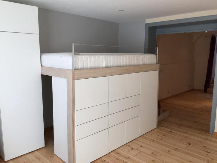 Lit en hauteur avec dressing & rangements intégrés, Huis en Inrichting, Slaapkamer | Stapelbedden en Hoogslapers, Zo goed als nieuw