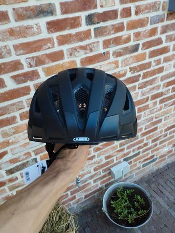 Nieuwe Abus helm beschikbaar voor biedingen