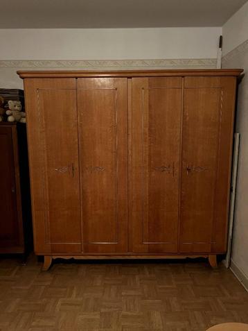 vintage kleerkast beschikbaar voor biedingen