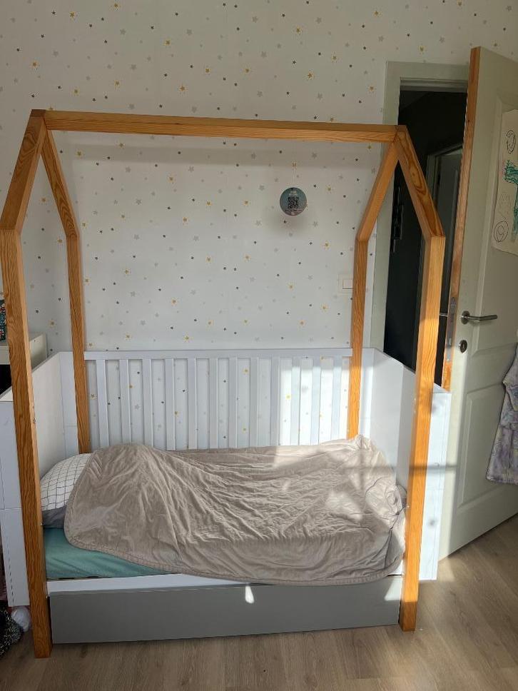 Meegroei huisjesbed-Scandinavische stijl, Kinderen en Baby's, Kinderkamer | Bedden, Zo goed als nieuw, 140 tot 160 cm, Lattenbodem
