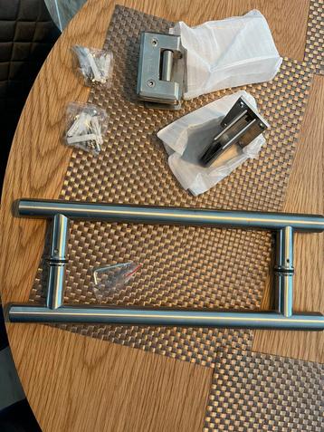2 Thys scharneren en 1 deurgreep (inox) voor glazen deuren. beschikbaar voor biedingen