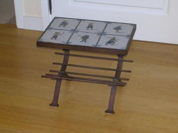 Table d'appoint avec 6 carreaux de Delft anciens