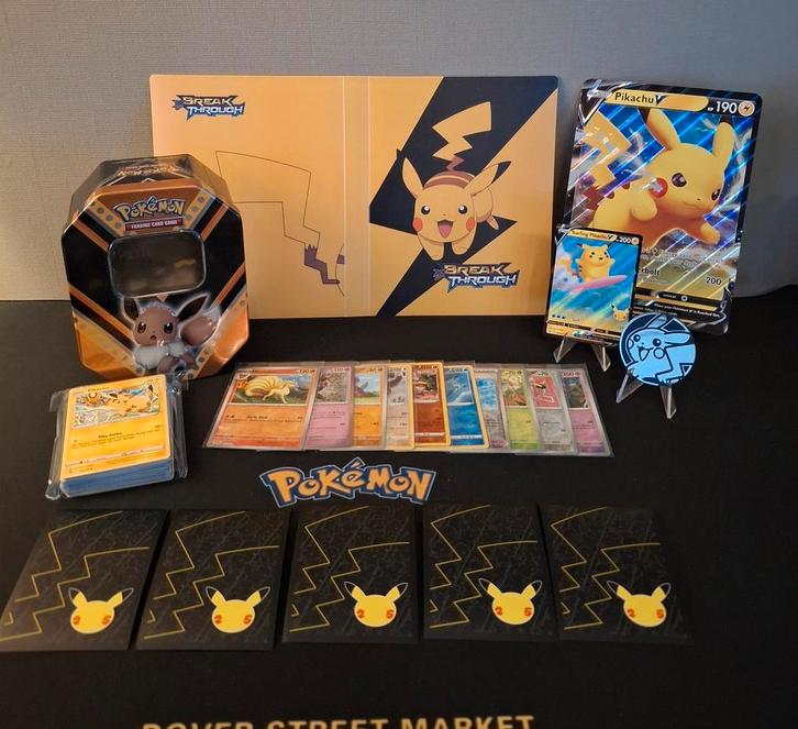 Pikachu set met verzamelmap voor 240 kaarten, Hobby en Vrije tijd, Verzamelkaartspellen | Pokémon, Zo goed als nieuw, Ophalen of Verzenden