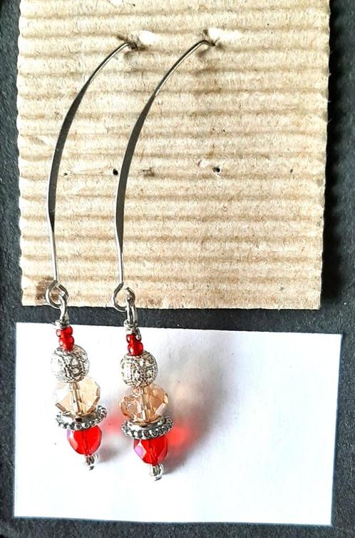 Te koop: Nieuw!!! Leuk geschenk, lange oorbellen., Handtassen en Accessoires, Oorbellen, Nieuw, Hangers, Overige materialen, Rood