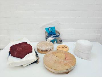 Partij materialen accessoires voor het maken van hoeden beschikbaar voor biedingen