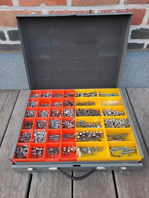 Gereedschapskoffer gevuld met schroeven, Doe-het-zelf en Bouw, Gereedschapskisten, Gebruikt, Gevuld, Ophalen of Verzenden