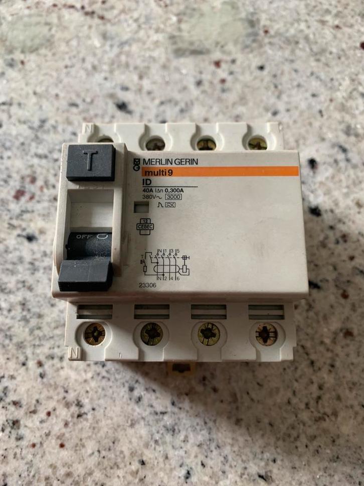 Differentieel aardlekschakelaar Merlin Gerin, Doe-het-zelf en Bouw, Elektriciteit en Kabels, Ophalen of Verzenden