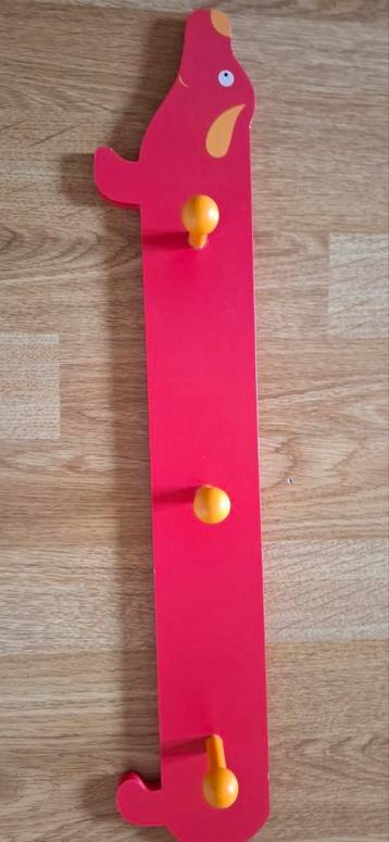 Rode teckel kapstok voor kinderkamer. beschikbaar voor biedingen