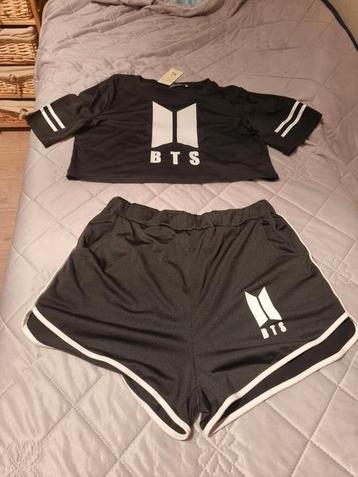 Splinternieuwe sportieve kleding van BTS K-POP. 
Maat: XL  beschikbaar voor biedingen