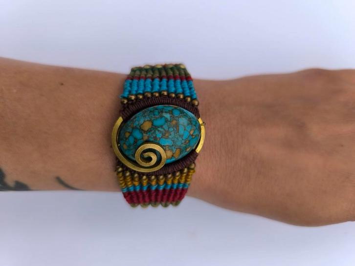 Bracelet manchette en macramé et turquoise, Handtassen en Accessoires, Armbanden, Zo goed als nieuw, Ophalen