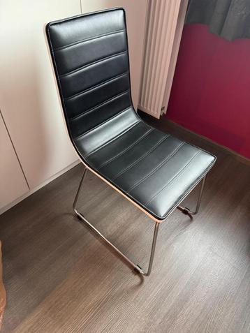 4 stoelen beschikbaar voor biedingen