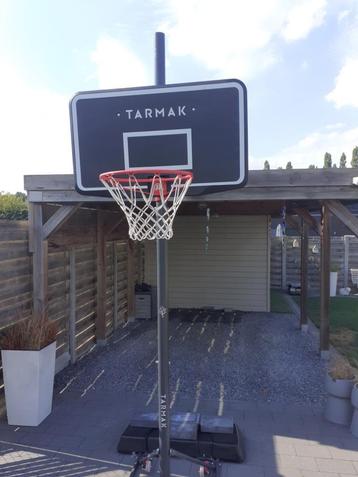 Basketbalpaal beschikbaar voor biedingen